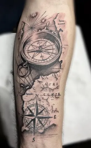 tatuaje de un mapa con una brújula