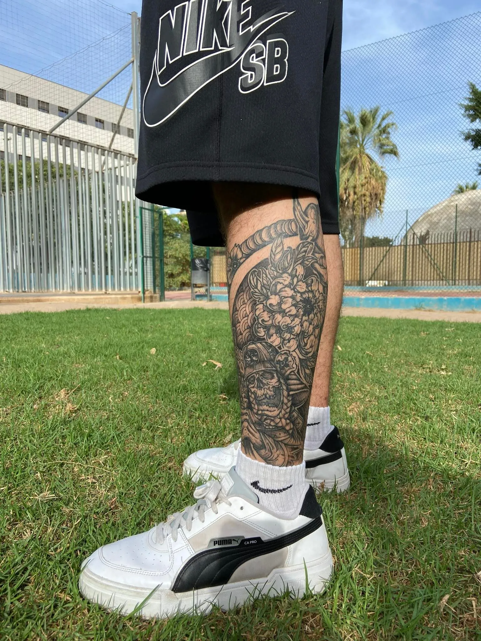 tatuaje de una flor con un esqueleto