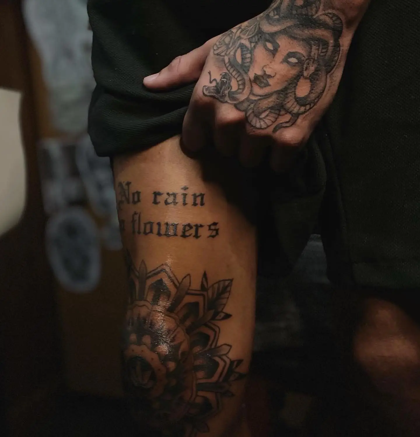 tatuaje de letra con una flor