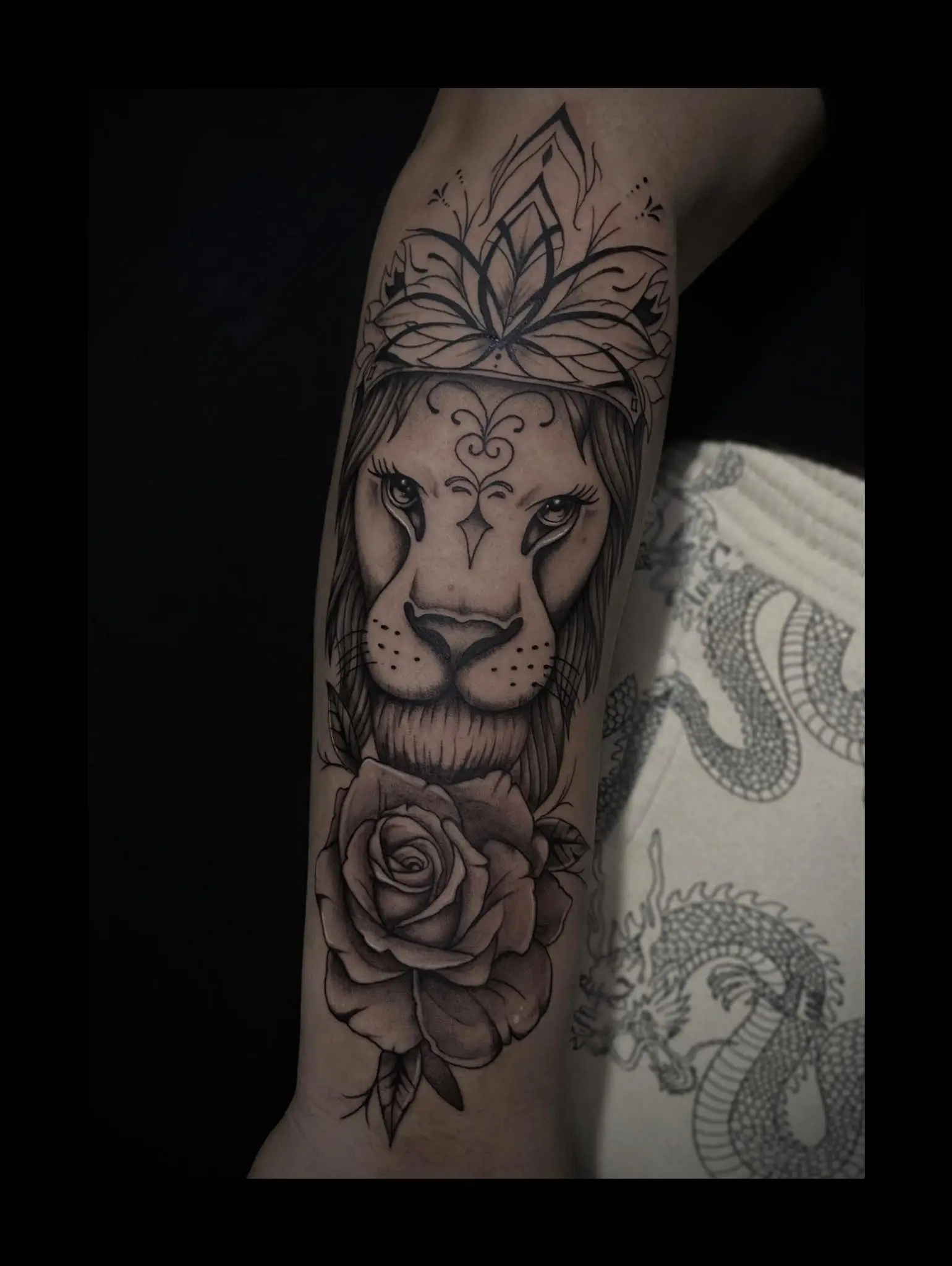 tatuaje de un león con una rosa