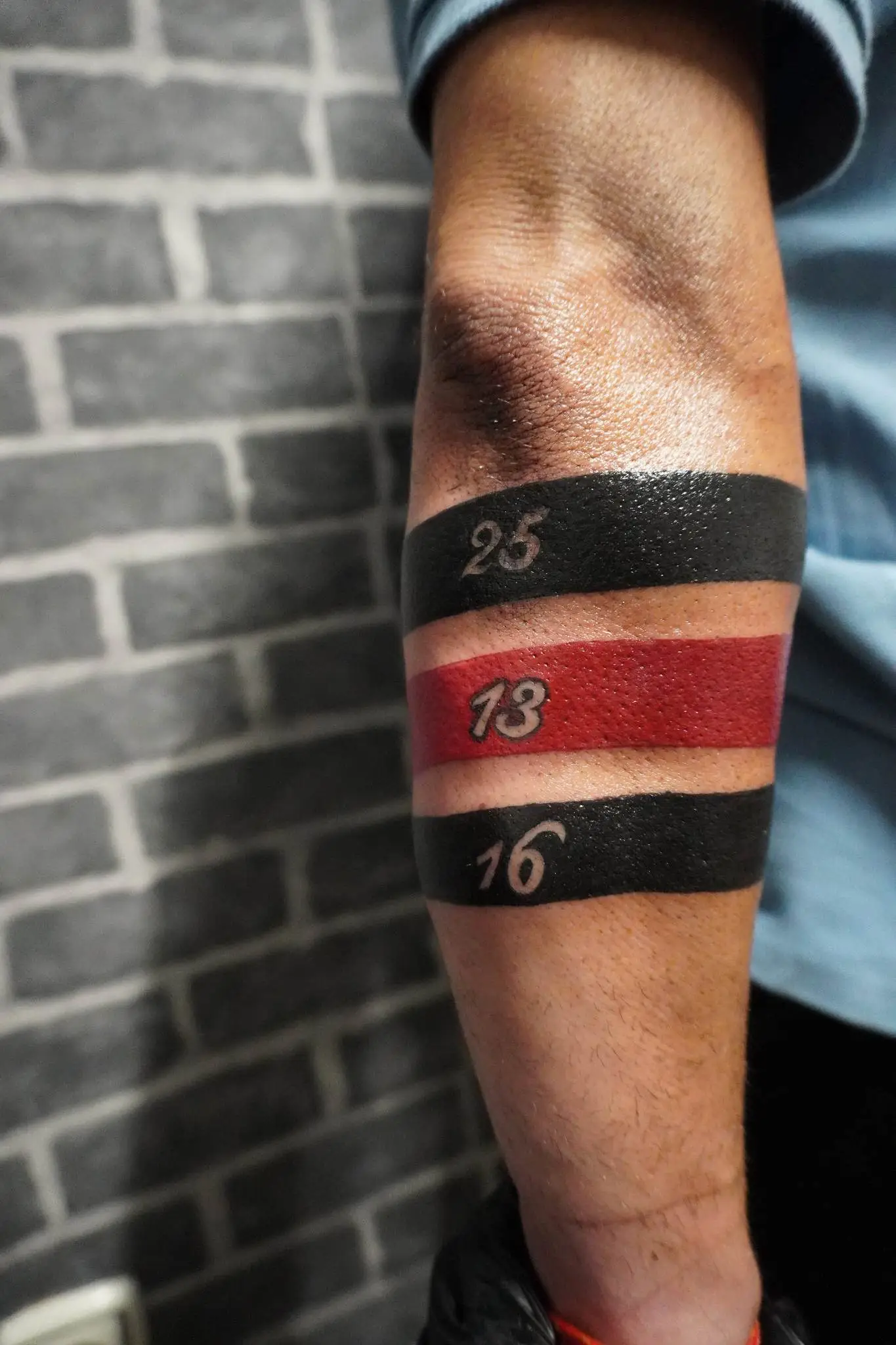 tatuaje de rayas negras y rojas