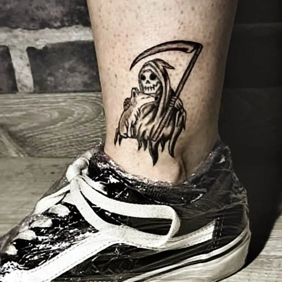 tatuaje la muerte abrazando a un perro