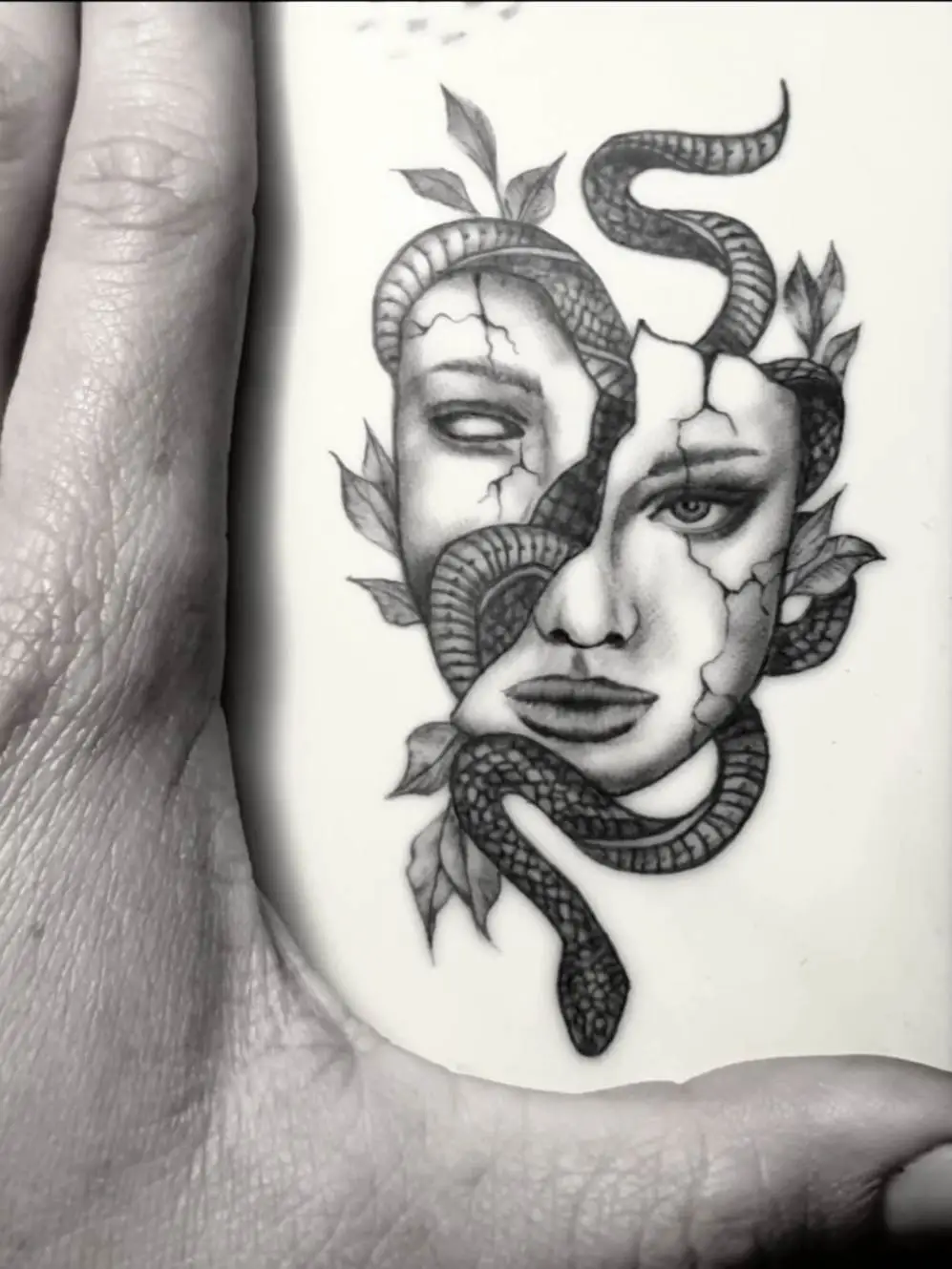 tatuaje de una mascara con serpiente