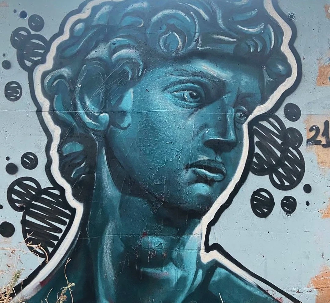 grafiti de una estatua griega